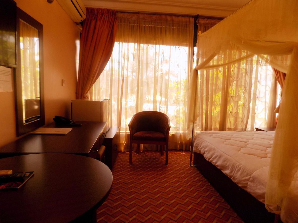 Entebbe Traveller'S Hotel Exteriör bild